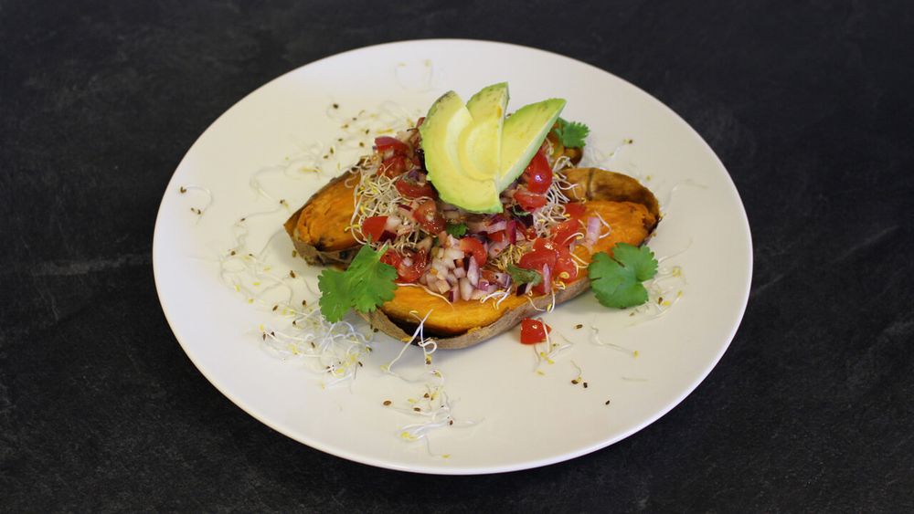 Bakad sötpotatis med avokado, lime och koriander
