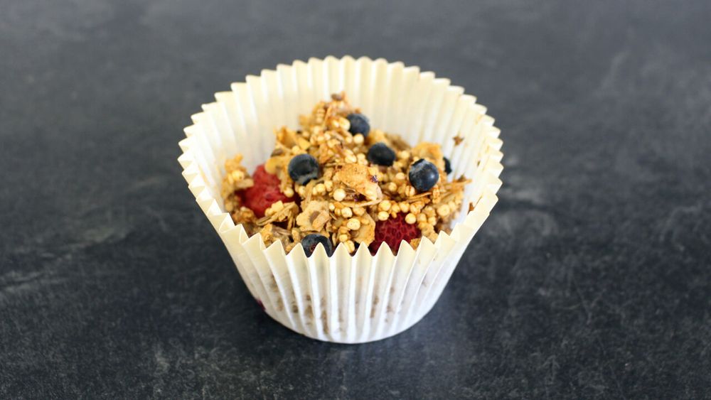 Grötmuffins med bär och granolatopping