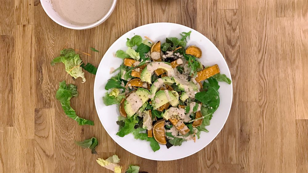 Grönsallad med sötpotatis och avokado