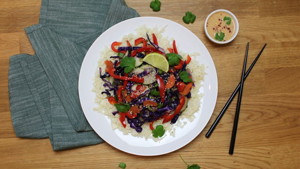 Stekt blomkålsris med wokade grönsaker och chili-limedressing