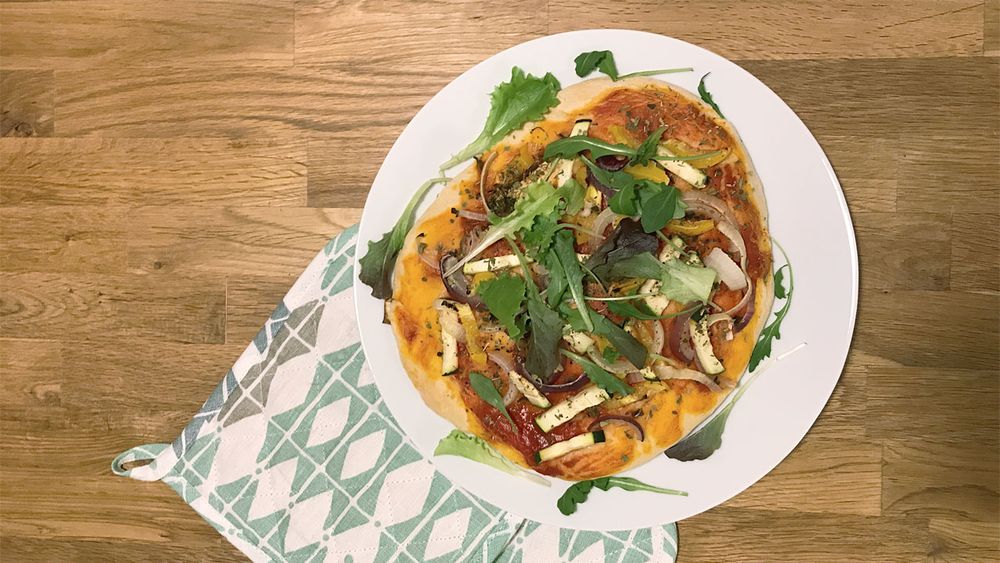 Fyllig pizza med ruccola & zucchini