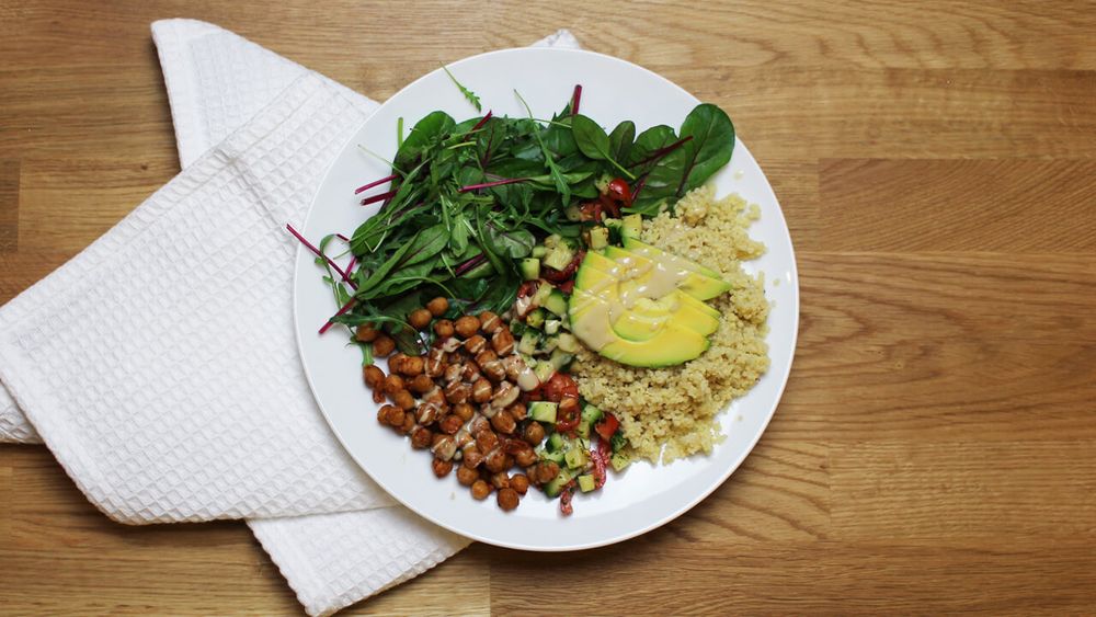 Chili- & paprikarostade kikärtor med quinoa och avokadosallad
