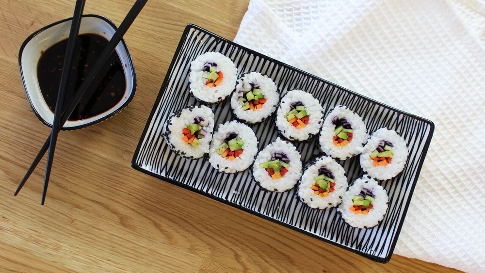 Sushi och dippsås med sting