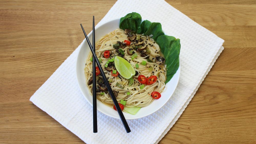 Nudelbowl med miso, svamp och chili