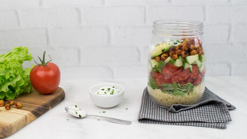 Salad jar med rostade kikärtor & vitlökssås