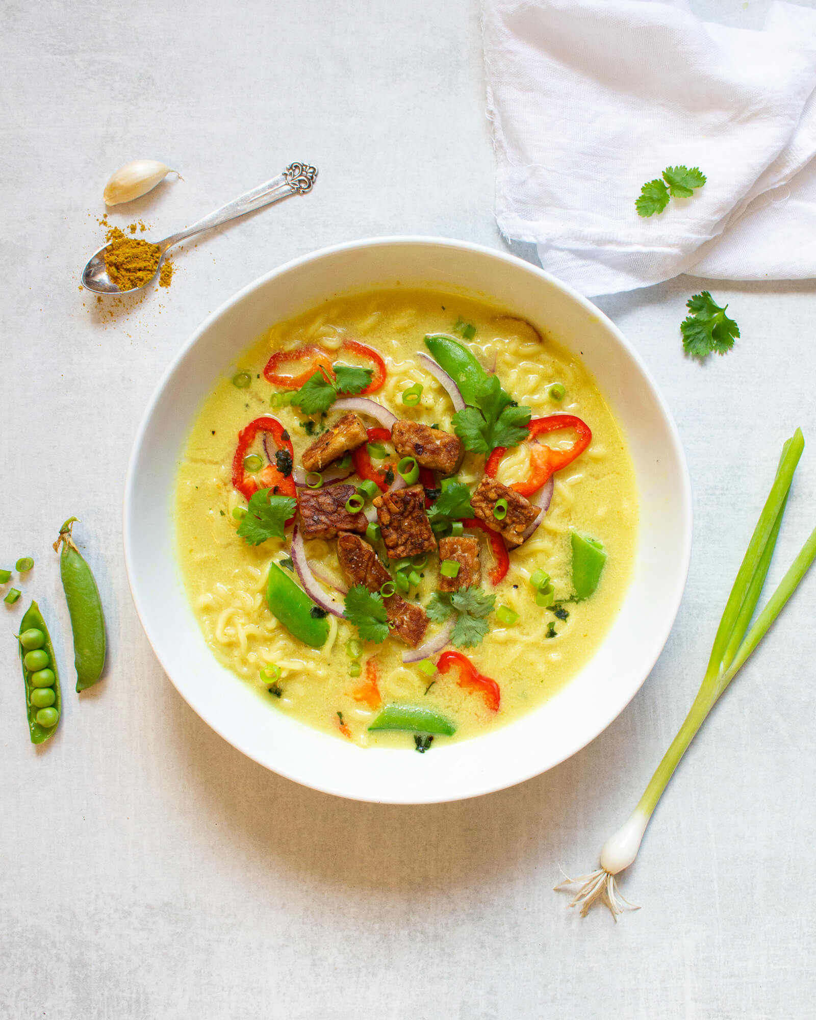 Currydoftande nudelsoppa med knaprig tempeh