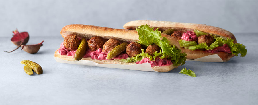 Vegansk baguette med köttbullar och rödbetssallad