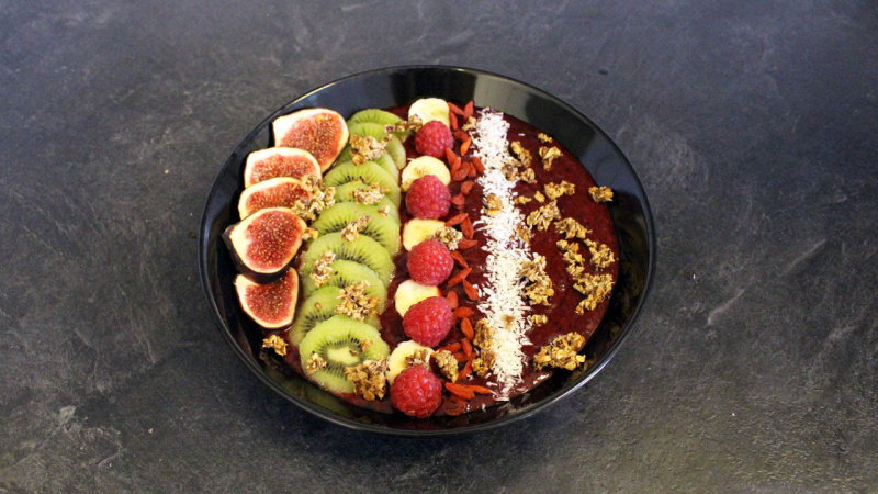 Lila smoothiebowl med hemmmagjord granola i gruppen Recept / Sojafritt hos Green Warrior (recept_2018_09_18_16)