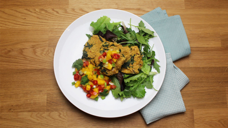 Spenatbiffar med quinoa & mangosalsa i gruppen Recept / Ntfritt hos Green Warrior (recept_2018_09_19)