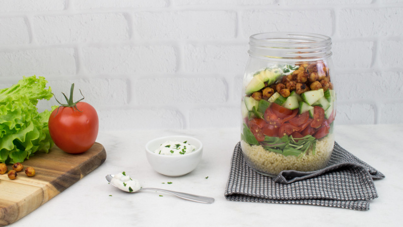 Salad jar med rostade kikärtor & vitlökssås i gruppen Recept / Nötfritt hos Green Warrior (recept_2019_01_06)